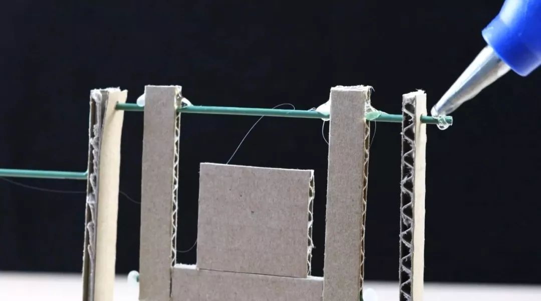 身材不是强项，动作马马虎虎，但单杠小子的滑稽劲特招人喜欢