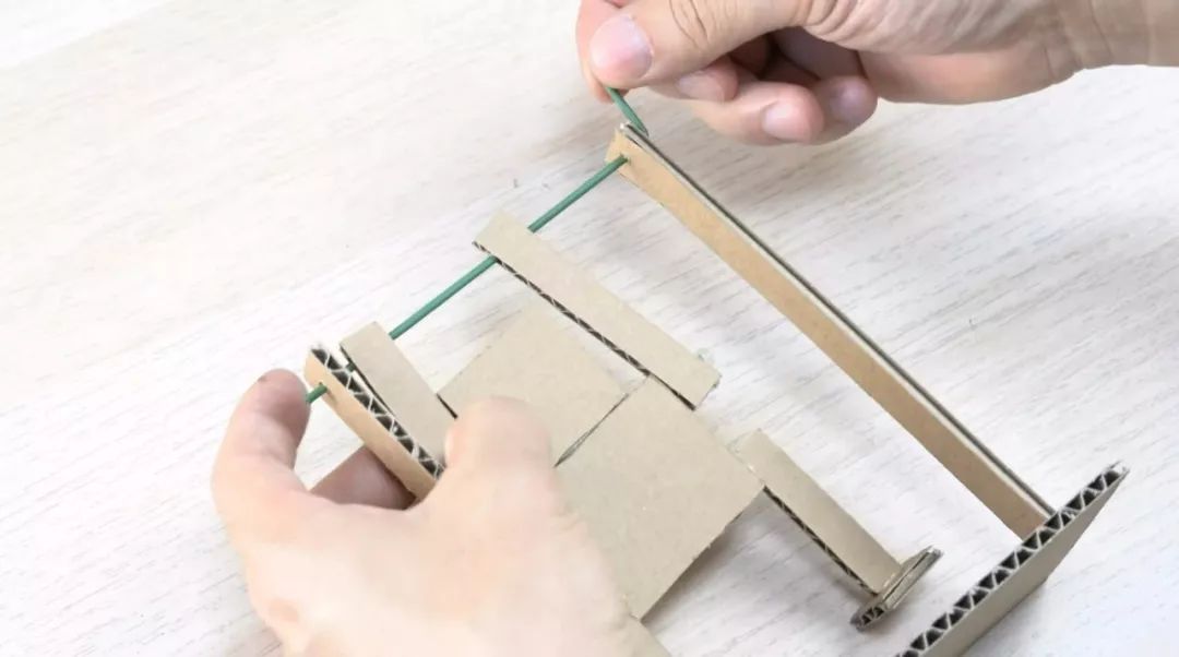 身材不是强项，动作马马虎虎，但单杠小子的滑稽劲特招人喜欢