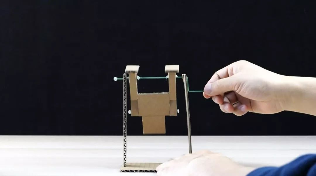 身材不是强项，动作马马虎虎，但单杠小子的滑稽劲特招人喜欢