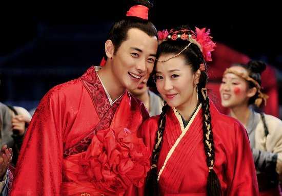 苏东坡给儿媳写了两句表白诗,儿媳看后加了两句,这时儿子进来了