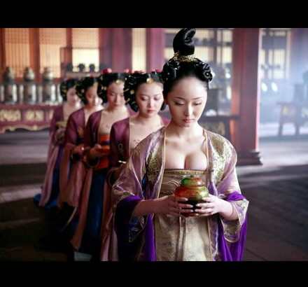 苏东坡给儿媳写了两句表白诗,儿媳看后加了两句,这时儿子进来了