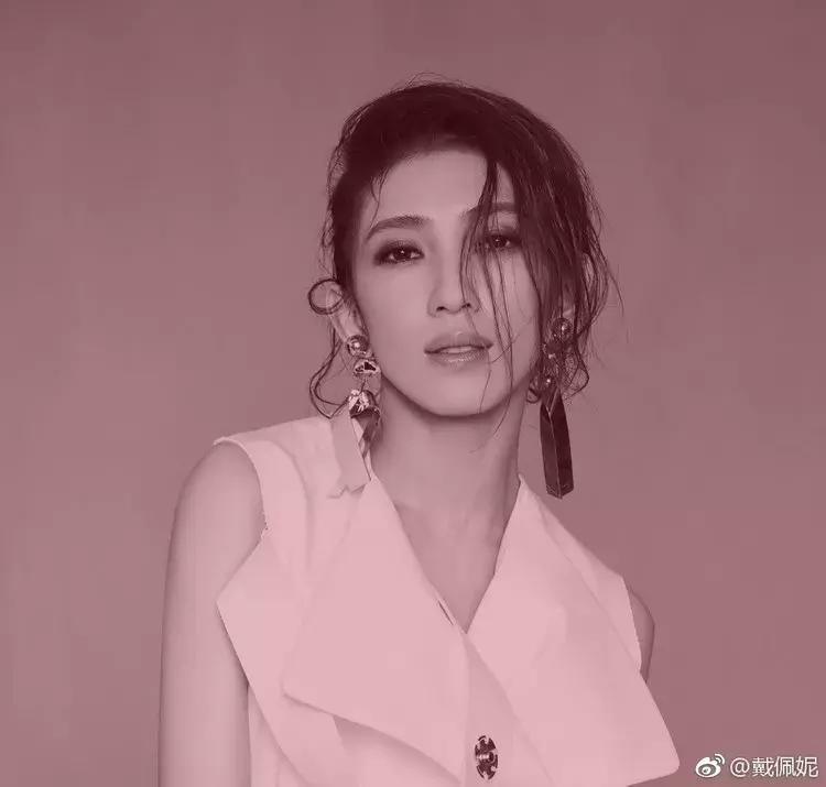 戴佩妮长大后的样子,戴佩妮那些花儿