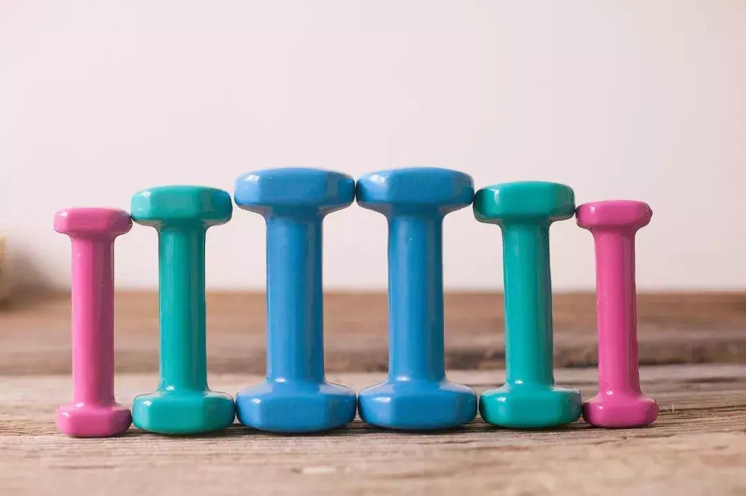 运动去双下巴赘肉神器,健身房哪些器材减蝴蝶袖