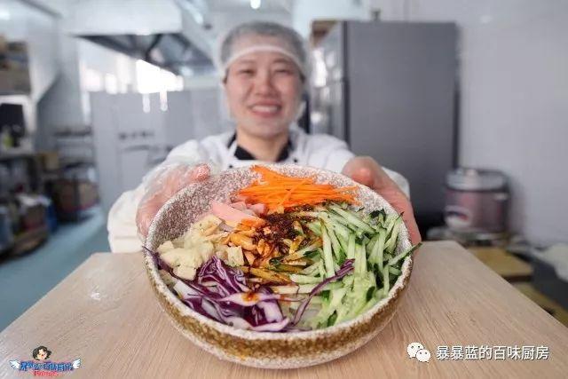 这家店用六星级面粉做凉皮配东北鸡架爆好吃，一般人还不让加盟…