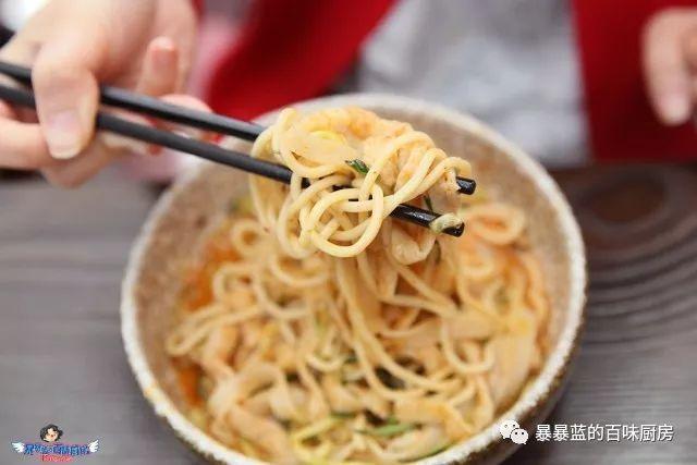 这家店用六星级面粉做凉皮配东北鸡架爆好吃，一般人还不让加盟…
