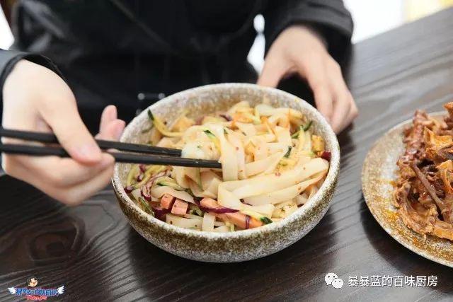这家店用六星级面粉做凉皮配东北鸡架爆好吃，一般人还不让加盟…