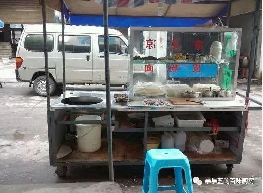 这家店用六星级面粉做凉皮配东北鸡架爆好吃，一般人还不让加盟…