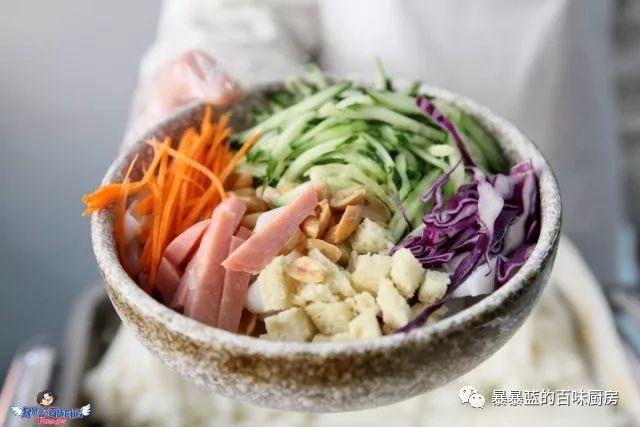 这家店用六星级面粉做凉皮配东北鸡架爆好吃，一般人还不让加盟…