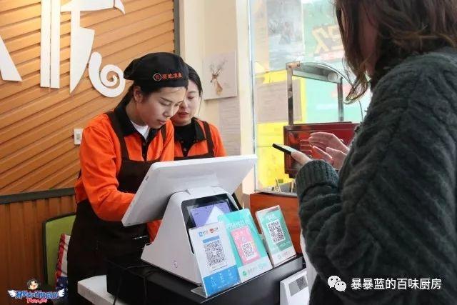 这家店用六星级面粉做凉皮配东北鸡架爆好吃，一般人还不让加盟…