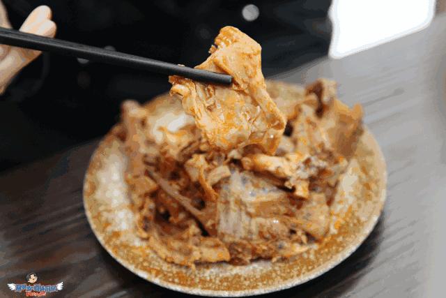 这家店用六星级面粉做凉皮配东北鸡架爆好吃，一般人还不让加盟…