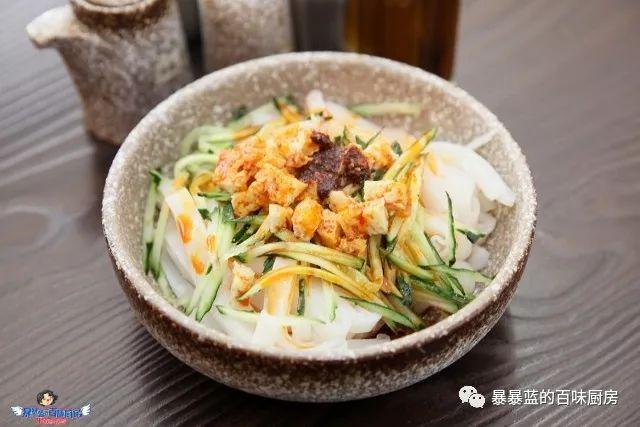 这家店用六星级面粉做凉皮配东北鸡架爆好吃，一般人还不让加盟…