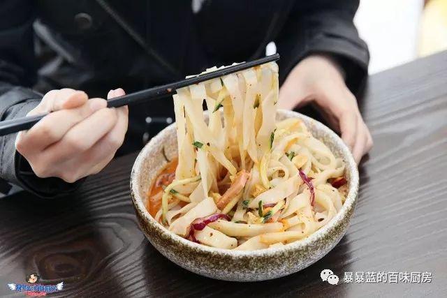 这家店用六星级面粉做凉皮配东北鸡架爆好吃，一般人还不让加盟…