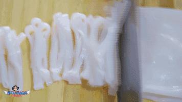 这家店用六星级面粉做凉皮配东北鸡架爆好吃，一般人还不让加盟…