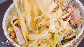 这家店用六星级面粉做凉皮配东北鸡架爆好吃，一般人还不让加盟…