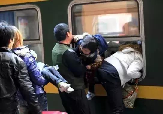 六枝火车进站,六枝是火车拉来的城市