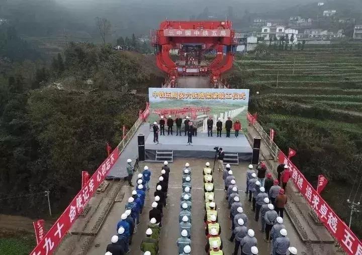 六枝火车进站,六枝是火车拉来的城市