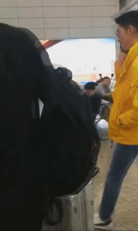 张翰机场被怼视频,张翰开车出意外视频