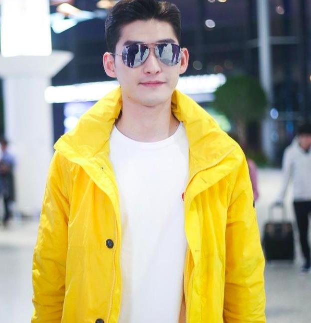 张翰机场被怼视频,张翰开车出意外视频