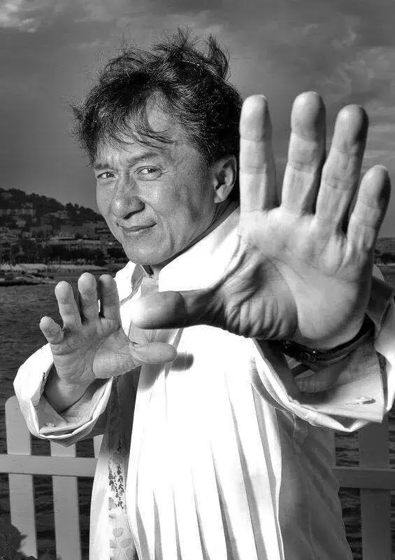 暌违16年成龙新歌人生独白：最是人间敌不过，物是人非事事休