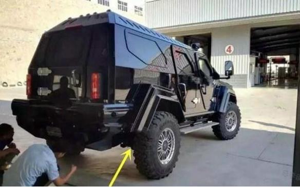 开1500万的骑士十五世去洗车,洗车老板连摇头:装甲车没法洗!