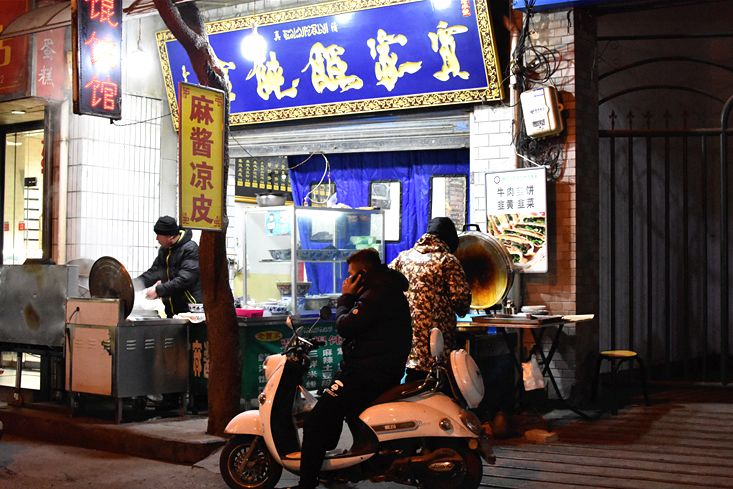 西安旅游必去景点推荐回民街,回民街好吃的小馆