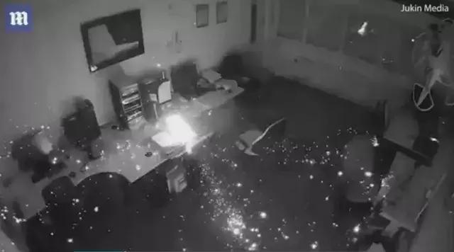 笔记本长时间充电电池突然爆炸,笔记本电池突然爆炸