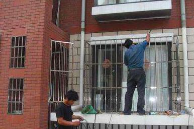 你们家的防盗窗都铺什么,你家的防盗窗装对了吗