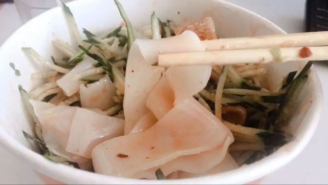 路边小摊的凉皮,街边的凉皮