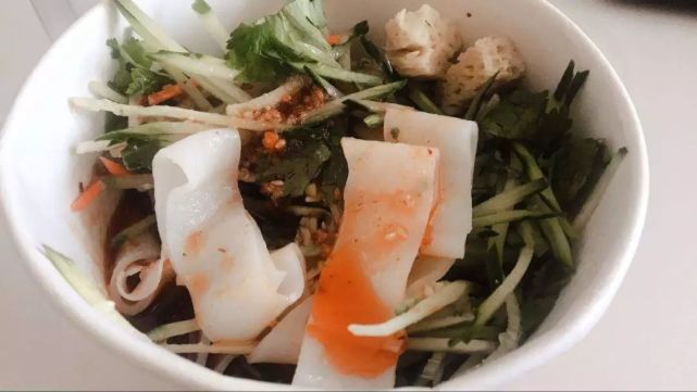 路边小摊的凉皮,街边的凉皮