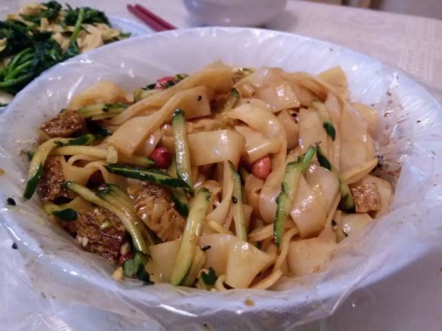 路边小摊的凉皮,街边的凉皮