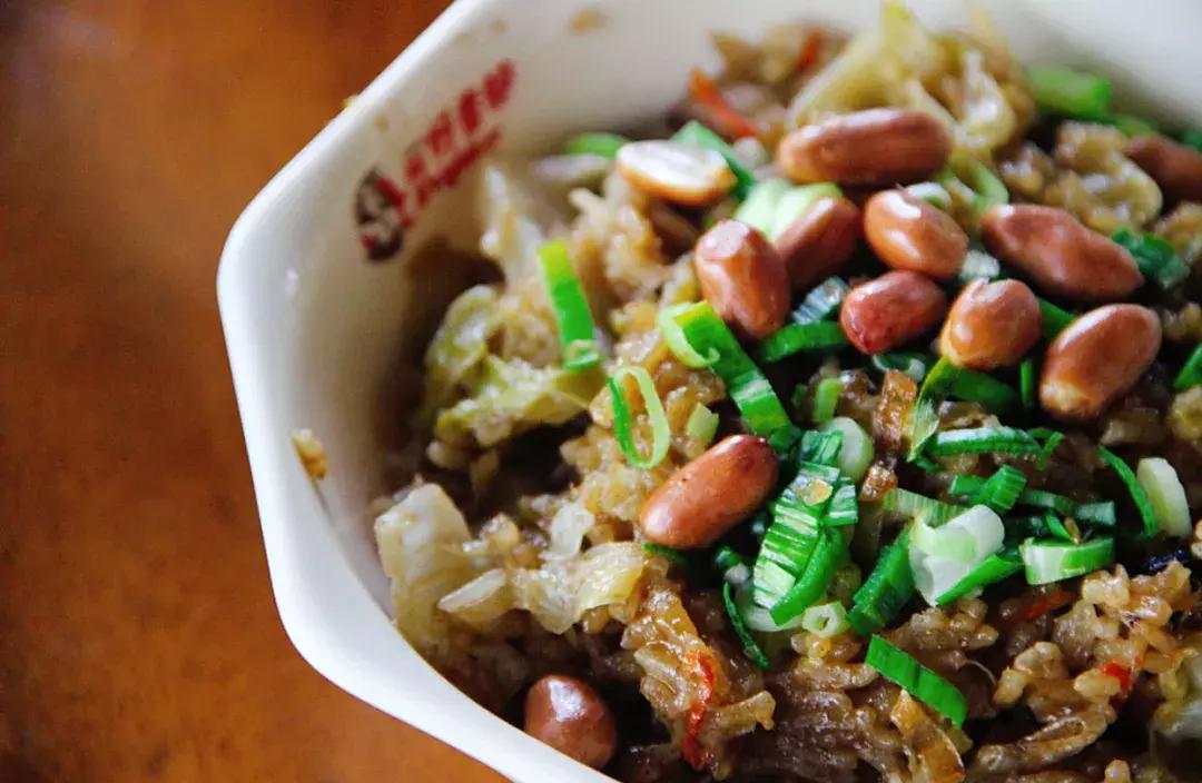 一家装修很好的咖啡店,一家装修很特别的店