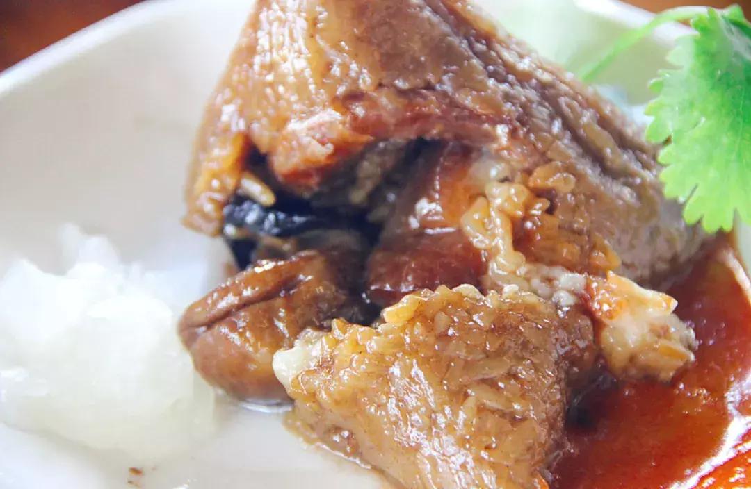 一家装修很好的咖啡店,一家装修很特别的店