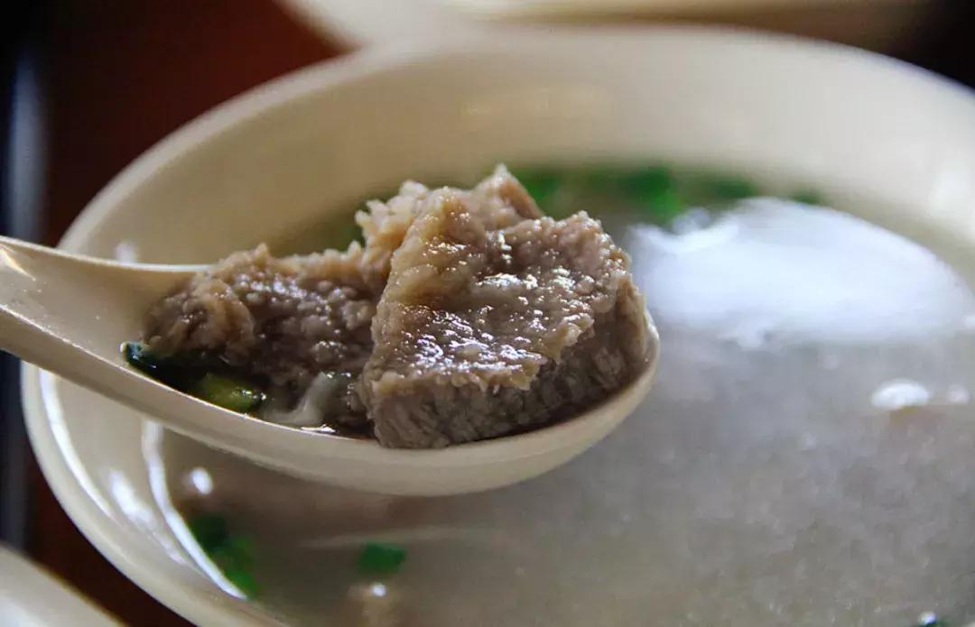 一家装修很好的咖啡店,一家装修很特别的店