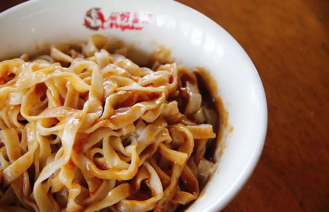 一家装修很好的咖啡店,一家装修很特别的店