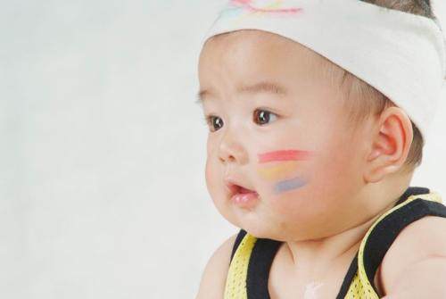 三个月宝宝吐奶有没有事,三个月的宝宝吐奶时要不要拍背