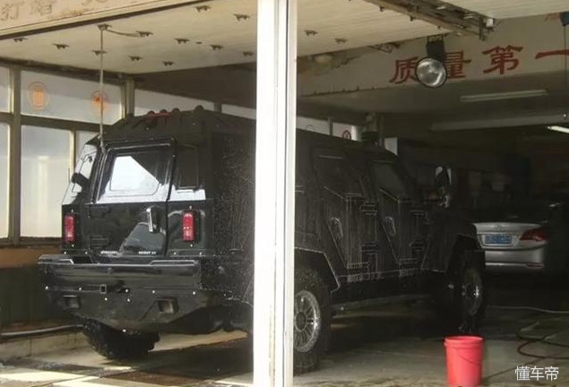 开豪车去洗车店洗车,1500万开豪车洗车