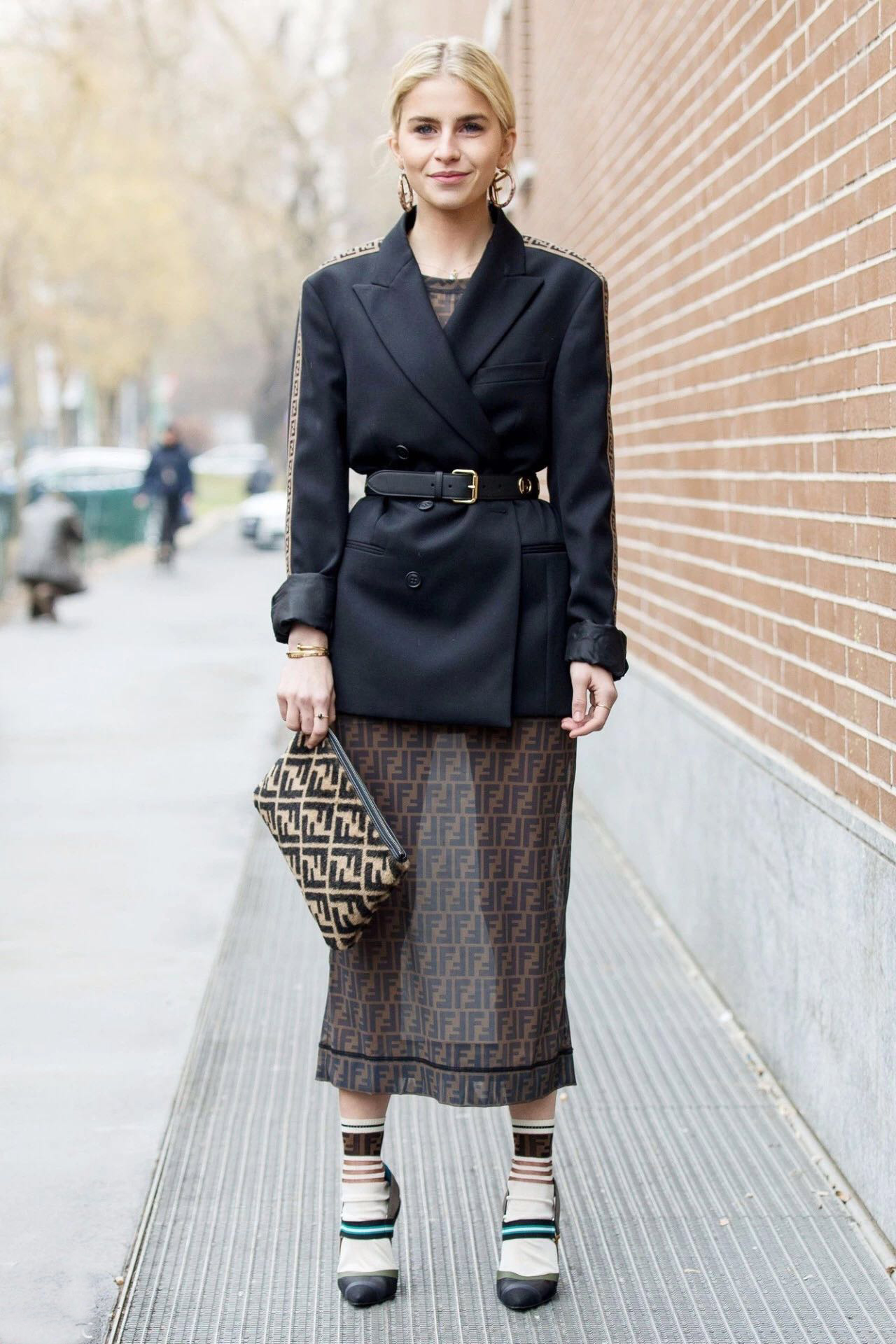 又想骗我买鞋子？不会上当的，拿双短袜搞一搞又是新鞋啦！