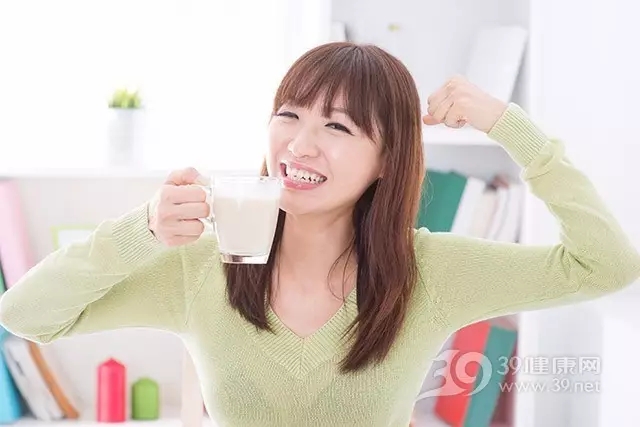 喝豆浆会导致男人女性化吗,男人长期喝豆浆对生精有影响吗