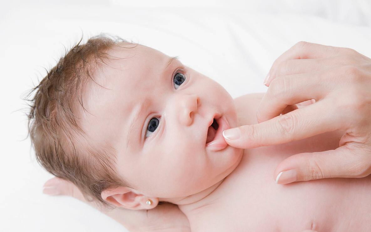 四个月宝宝喜欢咬下嘴唇什么原因,咬下嘴唇是什么原因