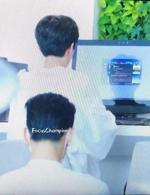 蔡徐坤丢两万戒指黄明昊衣服穿反，范丞丞手机碎屏陈立农狂啃苹果