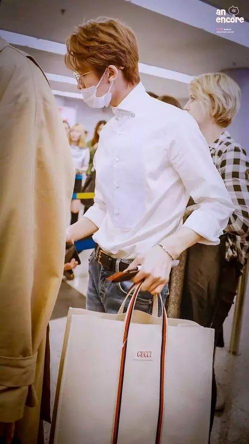 蔡徐坤丢两万戒指黄明昊衣服穿反，范丞丞手机碎屏陈立农狂啃苹果