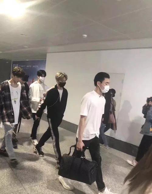 蔡徐坤丢两万戒指黄明昊衣服穿反，范丞丞手机碎屏陈立农狂啃苹果