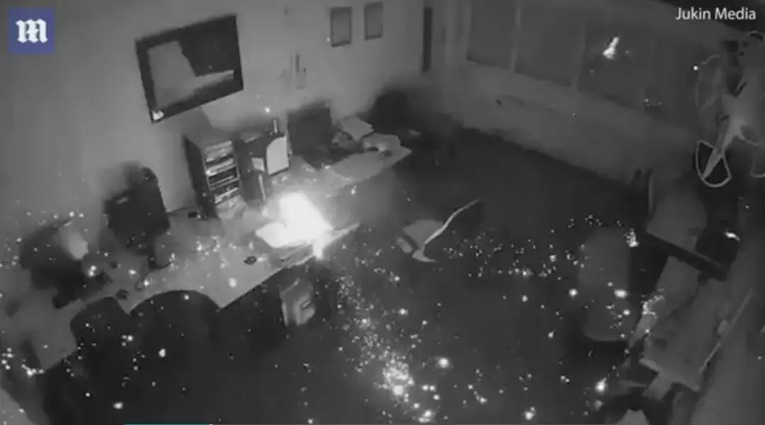 别再关机充电一整夜了，笔记本突然爆炸烧毁办公室！