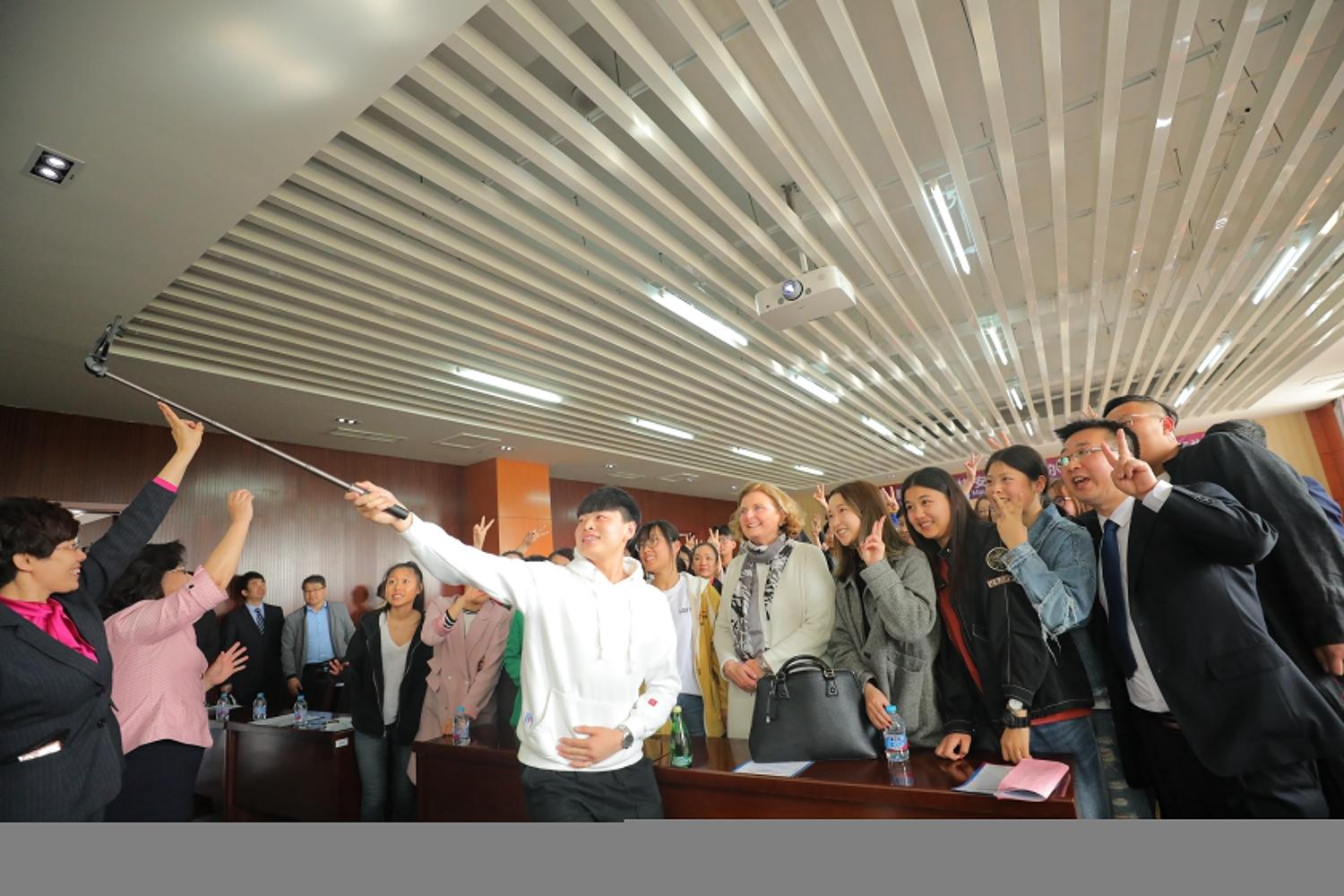 加拿大前总理和夫人到访燕京理工学院世界级政治家带学生看世界