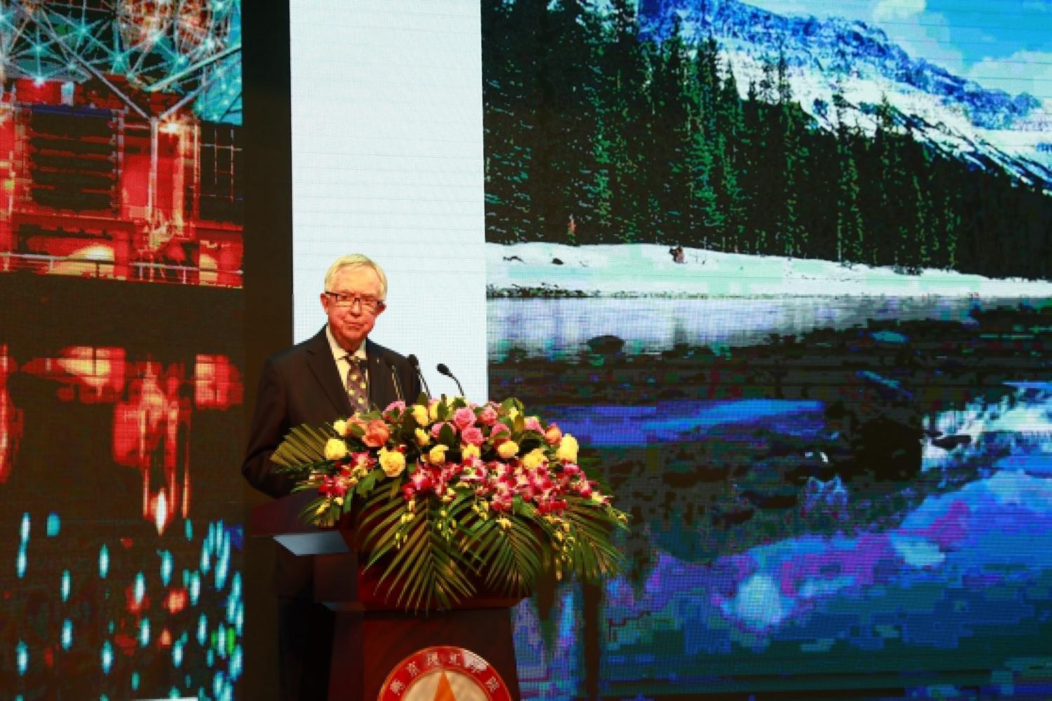 加拿大前总理和夫人到访燕京理工学院世界级政治家带学生看世界