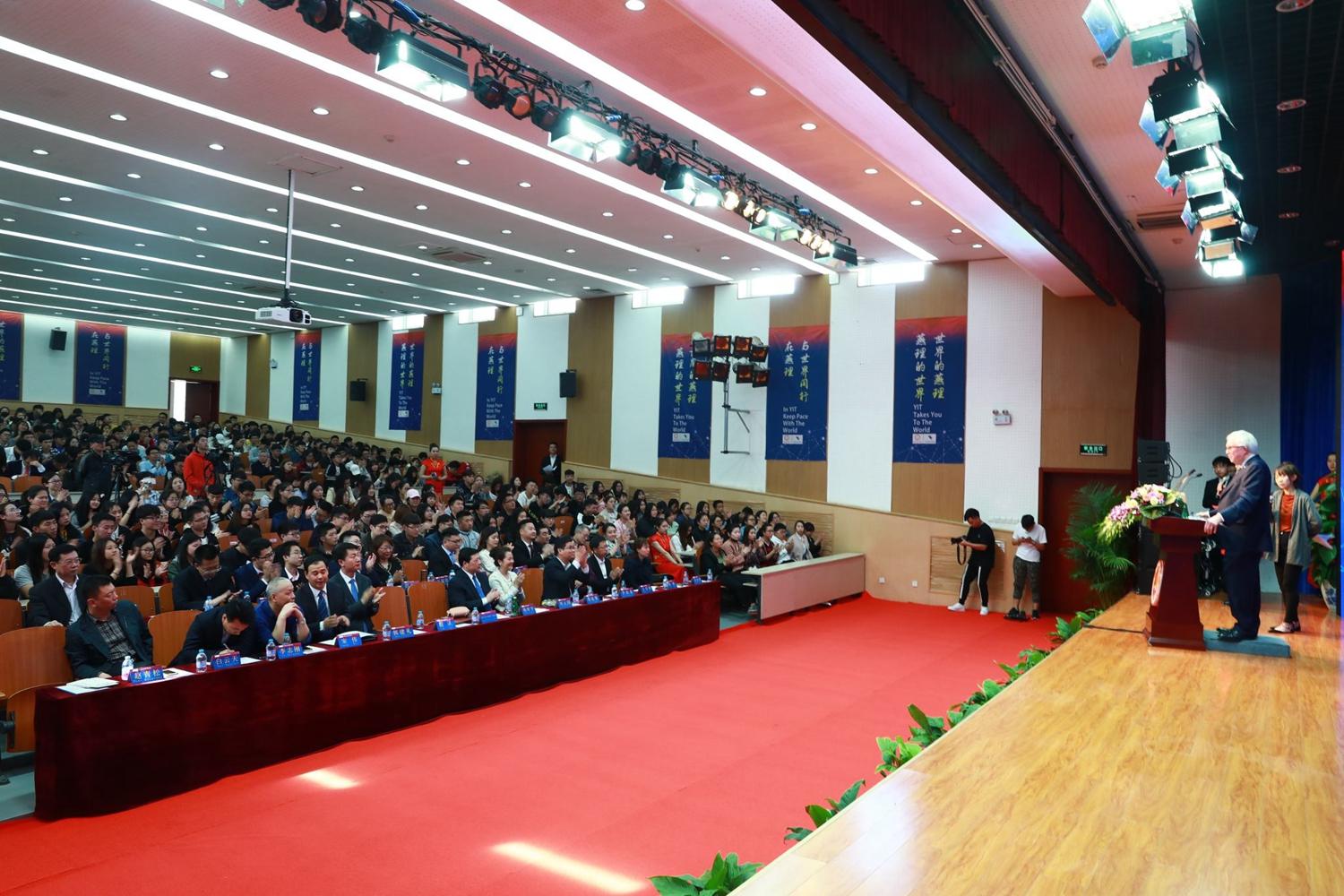 加拿大前总理和夫人到访燕京理工学院世界级政治家带学生看世界