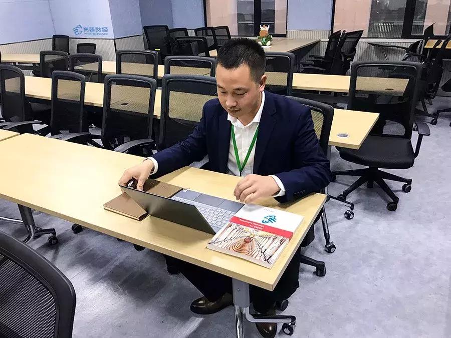 自从有了中级职称,喝酸奶再也没有舔过盖子了