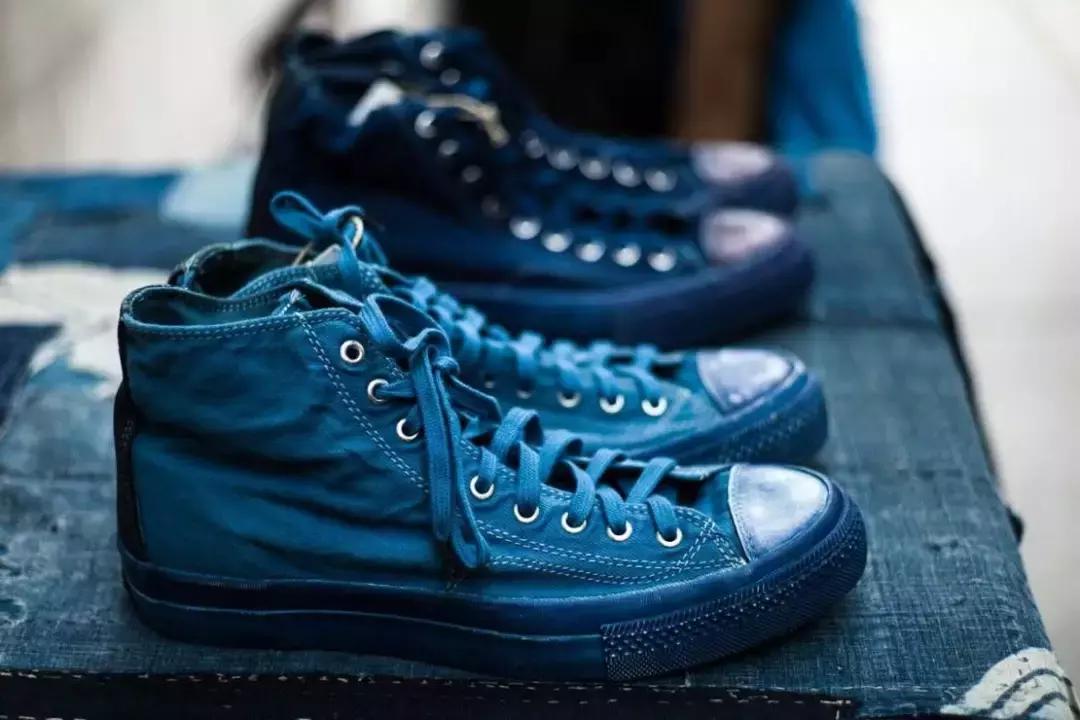 牛仔裤为什么普遍是蓝色,牛仔裤为什么都是黑灰颜色