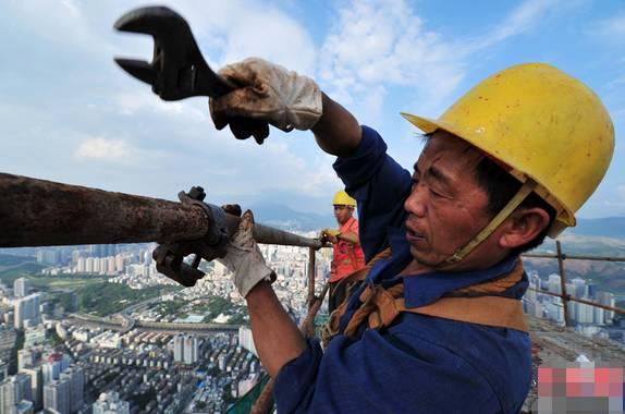 香港工人月薪13万?建筑工越来越值钱,农民工兄弟你达标了吗?