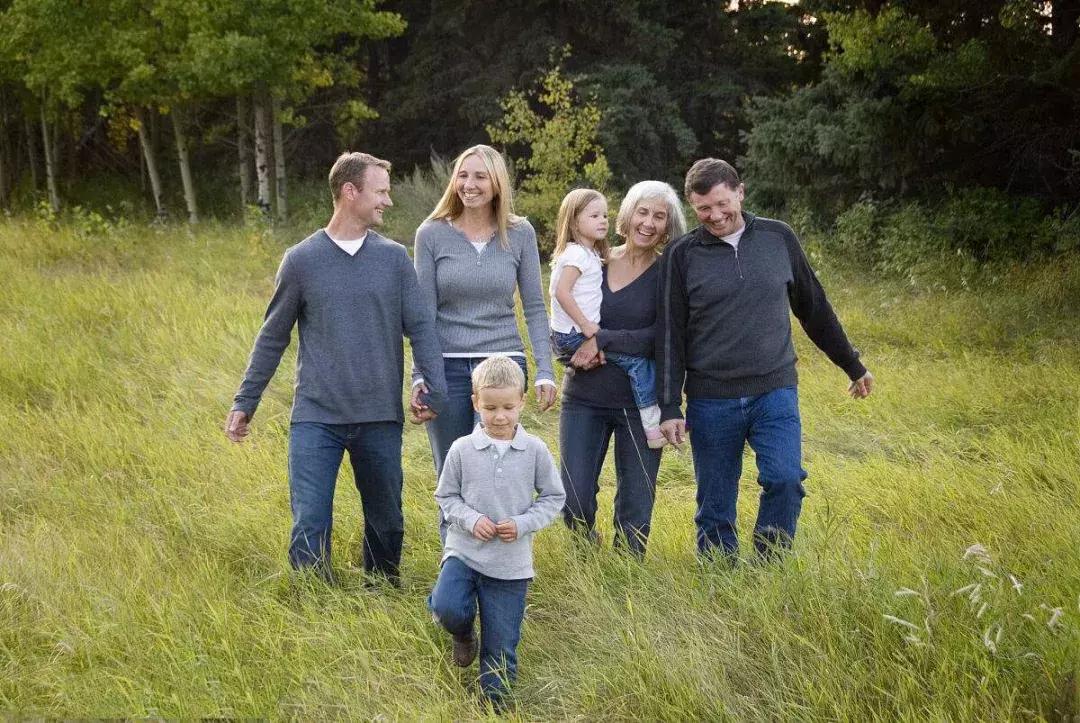 孩子恨父母怎样去解决孩子的心理,对父母又爱又恨无法完全脱离家庭